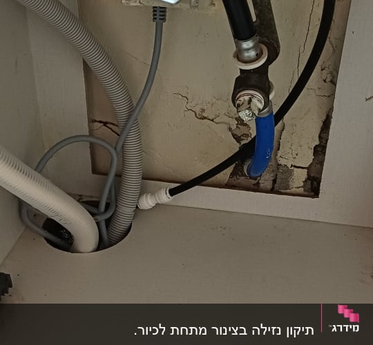 צינורות וחיבורים מתחת לכיור, עבודה בתחום האינסטלציה